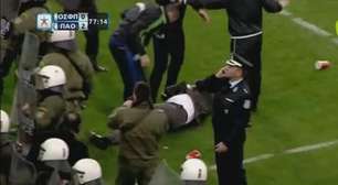 Técnico do Panathinaikos é atingido por copo e cai em campo