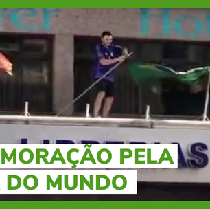 Torcedor da Argentina arranca bandeira do Brasil de mastro durante comemoração em Buenos Aires