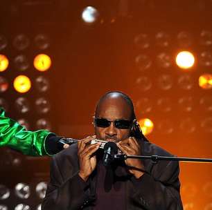 Justin Bieber 'brinca' com cegueira de Stevie Wonder e diz que amigo 'nunca vê' suas ligações do FaceTime: 'Esse idiota'