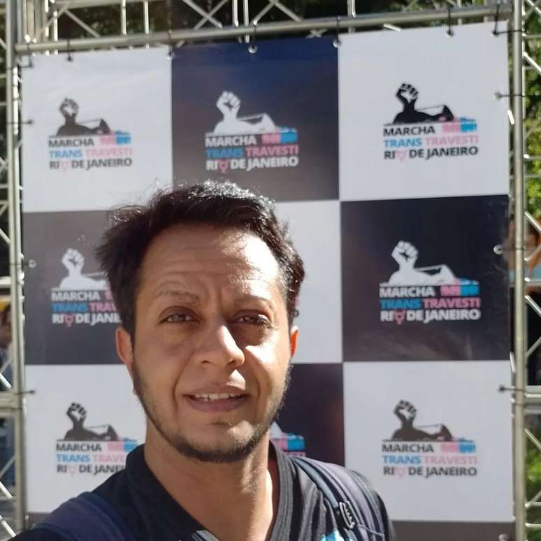 OMari, zagueiro do Trans United, do Rio de Janeiro, na Marcha Trans e Travesti da capital fluminense