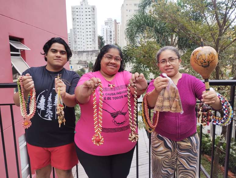 A família Pankararu: filho, a mãe Ivone e a irmã, Simone. Artesanato indígena sustenta família