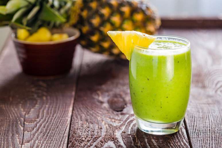 Suco verde de couve com abacaxi e chia 
