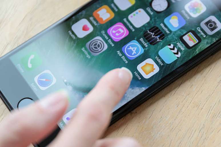 Essa funcionalidade adiciona uma camada extra de segurança ao seu iPhone