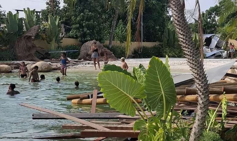 Na internet, comenta-se a contradição entre a polícia demolir o resort do tráfico, mas incorporar os equipamentos da academia.