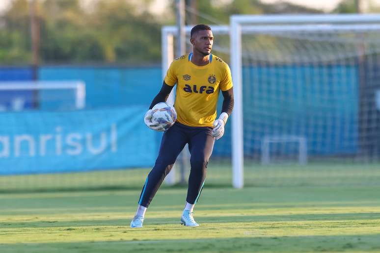 Adriel em treino pelo Grêmio. 