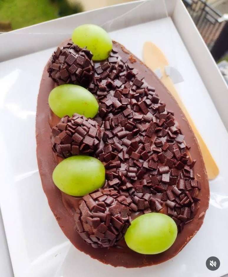 Placa de chocolate com uma camada de ganache meio amargo, granulados, decorado com uvas.