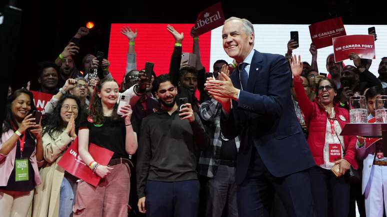 O primeiro-ministro canadense Mark Carney sobe ao palco em seu comitê de campanha após a vitória do Partido Liberal nas eleições do Canadá, em Ottawa, nesta terça-feira, 29 de abril de 2025.