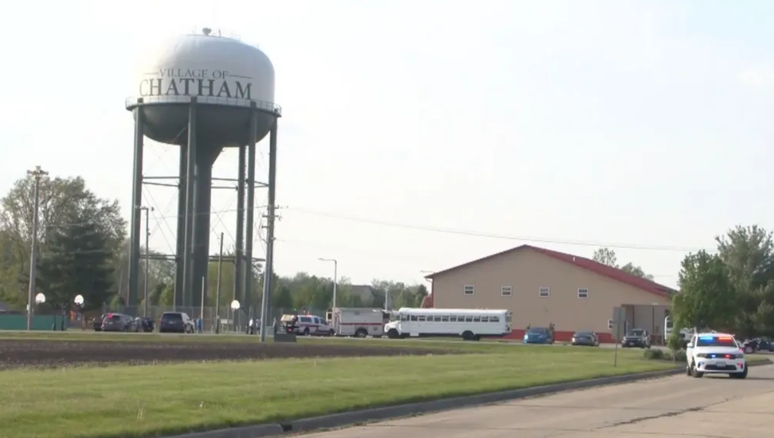 Carro invade acampamento estudantil e deixa quatro mortos em Chatham, Illinois, Estados Unidos