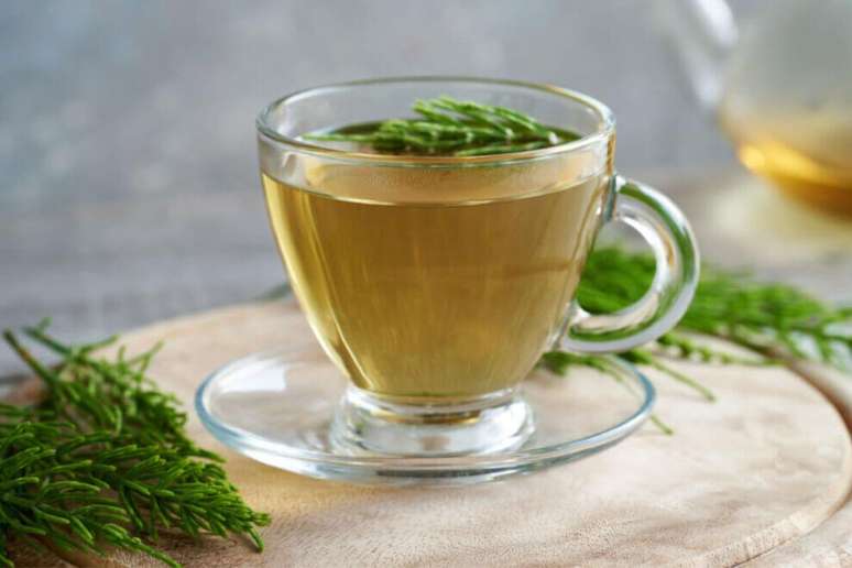 Chá detox de cavalinha com limão e canela