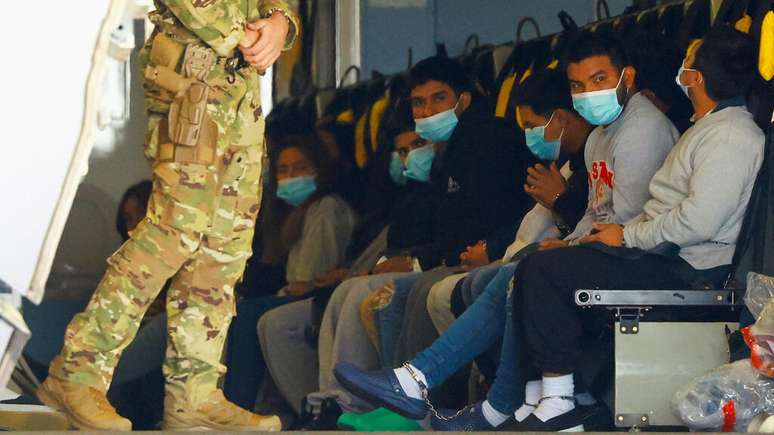 Migrantes algemados, expulsos dos Estados Unidos, a bordo de um avião da Força Aérea norte-americana em apoio às autoridades migratórias, na base militar de Fort Bliss, em El Paso, Texas, em 30 de janeiro de 2025.
