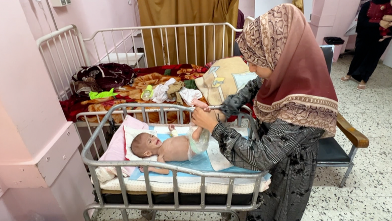 A mãe de Siwar, Najwa, enfrenta dificuldades para encontrar o tipo certo de fórmula infantil de que a filha precisa para sobreviver