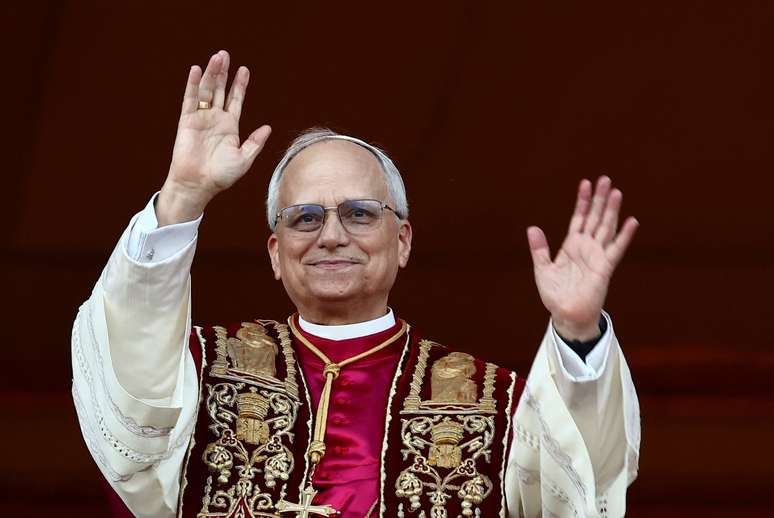 Papa Leão XIV é apresentado na sacada do Vaticano 