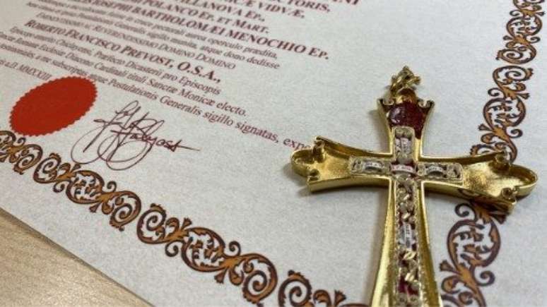 Crucifixo escolhido pelo novo papa simboliza devoção à missão espiritual