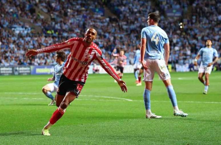 Kieffer Moore f(centro) corre para celebrar o seu gol, oprimeiro do Sheffield United sobre o Bristol.Time vai buscar vaga à Premier League.