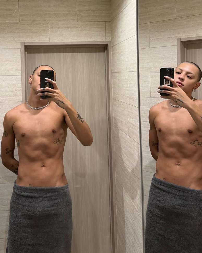Pabllo Vittar posa de toalha