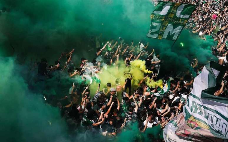 Torcida do Sporting faza festa. Desde os anos 50 que o time nçao vencia dois titulos porugueses em sequeência –