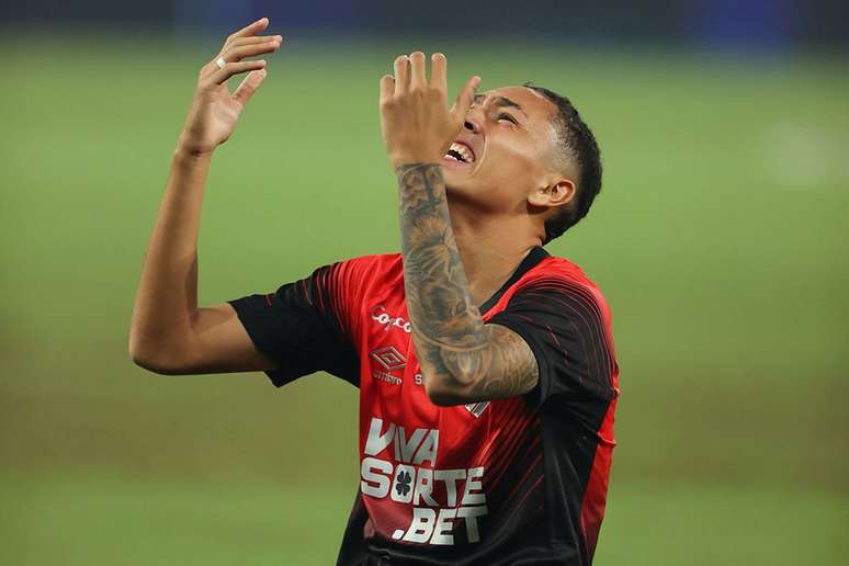 Renan Peixoto vibra com emoção. O gol dele decidiu a vitoria sobre o Athletic-MG.