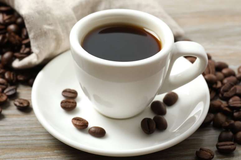 O café oferece diversos benefícios para o organismo, mas deve ser consumido com moderação para evitar malefícios
