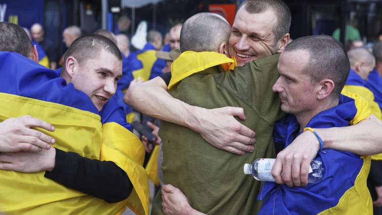 Soldados ucranianos se abraçam após retornarem do cativeiro, em uma troca de prisioneiros entre a Rússia e a Ucrânia, na região de Chernyhiv, Ucrânia, sexta-feira, 23 de maio de 2025. (Foto AP)