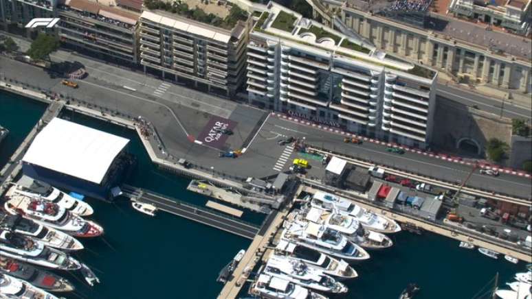 Russell cortando Albon pela chicane