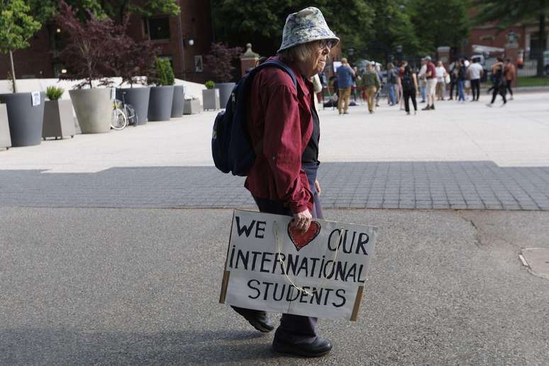 Durante protesto em Harvard contra ofensiva de Trump, manifestante carrega cartaz que diz: 'Nós amamos nossos estudantes internacionais'