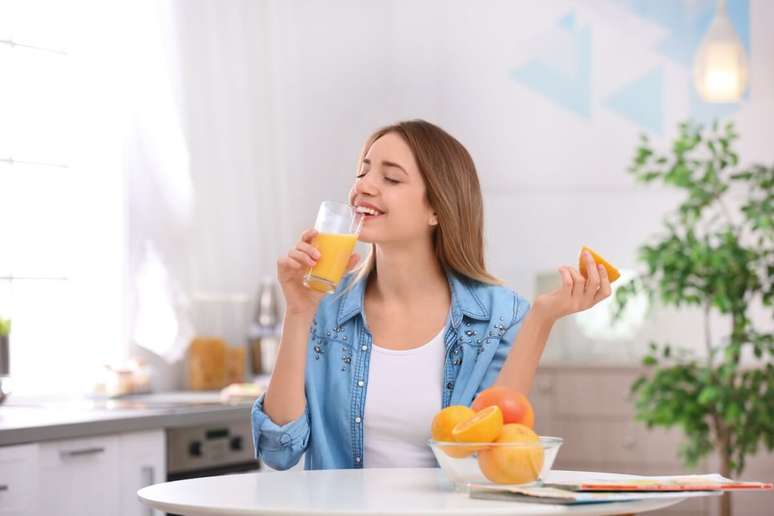 A vitamina C auxilia no fortalecimento capilar e na produção de colágeno 