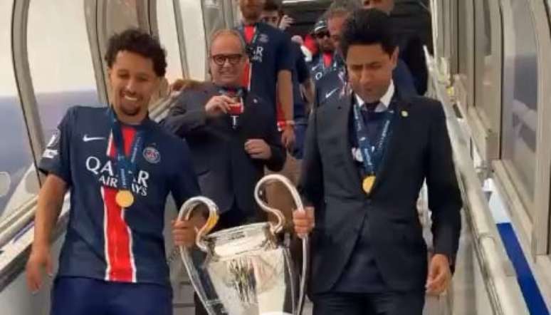 Reprodução de Vídeo - Legenda: PSG desembarca em Paris coma a taça da Champions