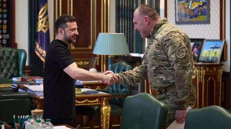 O presidente ucraniano Volodymyr Zelensky aperta a mão do chefe do Serviço de Segurança Vasyl Malyuk