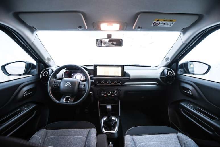 Interior do SUV cupê da Citroën é simples, tem bancos verticais e multimídia de 10"