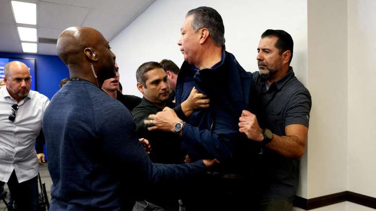 O senador americano Alex Padilla (D-CA), que interrompeu a coletiva de imprensa realizada pela secretária de Segurança Interna dos EUA, Kristi Noem, é retirado do local, em Los Angeles, Califórnia, EUA, em 12 de junho de 2025.