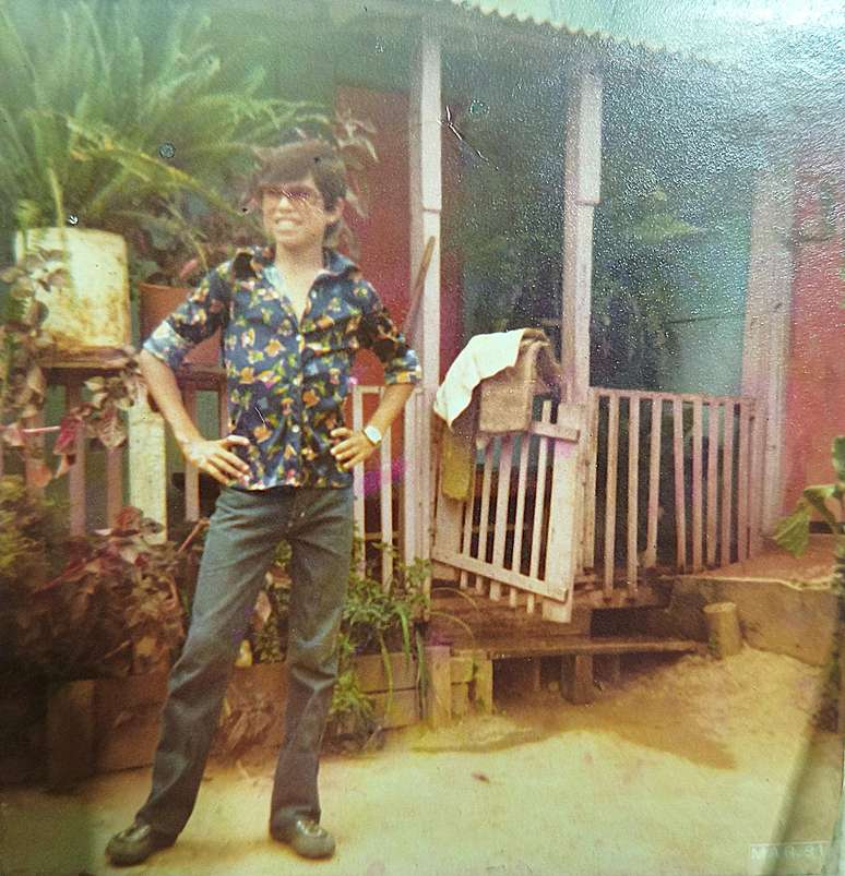 De Kichute, Carlos Santana posa com roupa de sair. Tem 14 anos em 1981 e está em frente à casa na favela de Paraisópolis (SP). 
