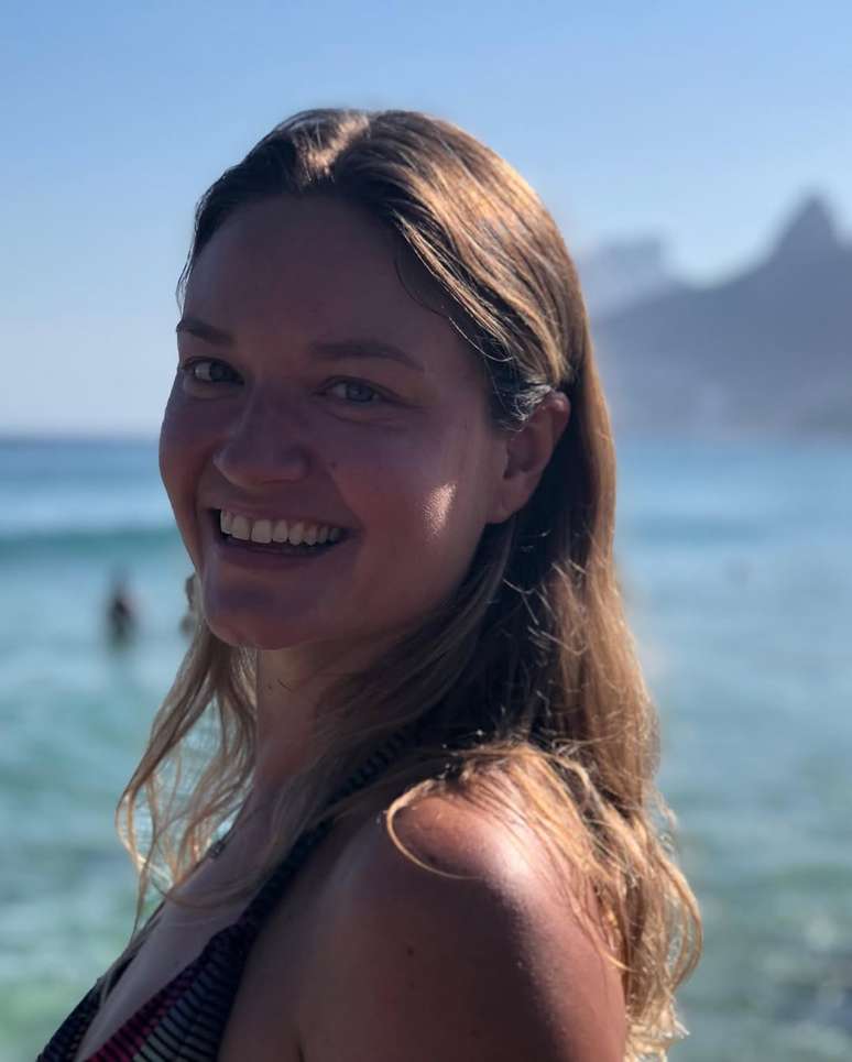 Adressa posa em uma praia no Rio de Janeiro